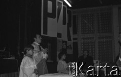 Przed 12.01.1981, Ustrzyki Dolne, Polska.
Strajk okupacyjny rolników w sali konferencyjnej Urzędu Miasta i Gminy. Ksiądz Stanisław Surmacz odprawia mszę świętą dla uczestników strajku.
Fot. Lech Ścibor-Rylski, zbiory Ośrodka KARTA/Independent Polish Agency (IPA) przekazał Józef Lebenbaum