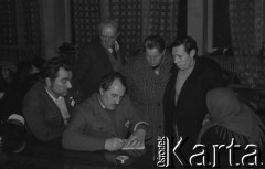 Przed 12.01.1981, Ustrzyki Dolne, Polska.
Strajk okupacyjny rolników w sali konferencyjnej Urzędu Miasta i Gminy. Uczestnicy strajku.
Fot. Lech Ścibor-Rylski, zbiory Ośrodka KARTA/Independent Polish Agency (IPA) przekazał Józef Lebenbaum