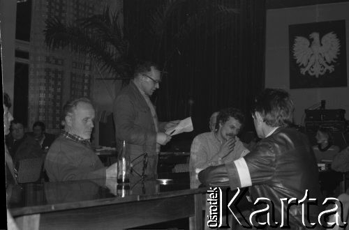 Przed 12.01.1981, Ustrzyki Dolne, Polska.
Strajk okupacyjny rolników w sali konferencyjnej Urzędu Miasta i Gminy. Przemawia Henryk Bąk.
Fot. Lech Ścibor-Rylski, zbiory Ośrodka KARTA/Independent Polish Agency (IPA) przekazał Józef Lebenbaum