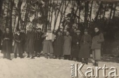 15.01.1940, Ocnele Mari, Rumunia.
Polscy uchodźcy w Rumunii podczas II wojny światowej. Chór obozowy Stanisława Wisłockiego. Od lewej: Karwowski, Adrent, Stankiewicz, Heber Bruzi, Hojnowski, Stanisław Wisłocki, Heber, Perzyński,  Stefański, Somer, Tałuś, Kajanek.
Fot. NN, zbiory Ośrodka KARTA, udostępnił Tadeusz Deszkiewicz