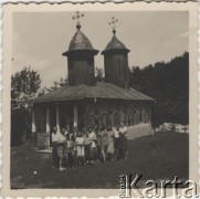 Lipiec 1942, Campulung Muscel, Rumunia.
Polscy uchodźcy w Rumunii podczas II wojny światowej. Kolonie letnie dla polskich studentów - grupa młodzieży na wycieczce na tle wiejskiej cerkwi.
Fot. NN, zbiory Ośrodka KARTA, udostępnił Tadeusz Deszkiewicz