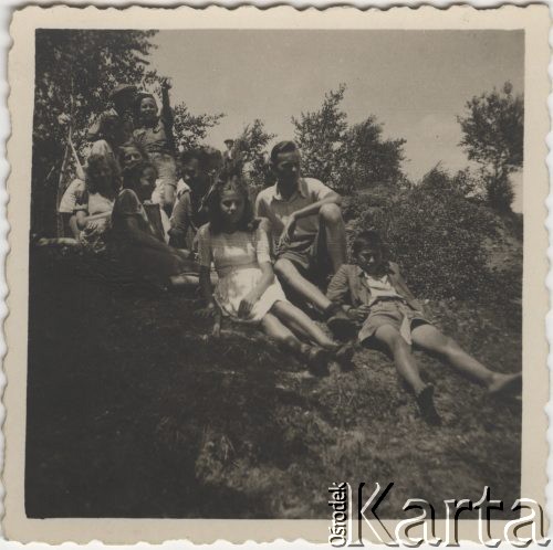 Lipiec 1942, Campulung Muscel, Rumunia.
Polscy uchodźcy w Rumunii podczas II wojny światowej. Kolonie letnie dla polskich studentów - grupa młodzieży na wycieczce.
Fot. NN, zbiory Ośrodka KARTA, udostępnił Tadeusz Deszkiewicz