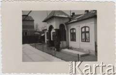 26.03.1940, Ploesti, Rumunia.
Polscy uchodźcy w Rumunii podczas II wojny światowej. J. Wisłocki przed budynkiem zakwaterowania.
Fot. NN, zbiory Ośrodka KARTA, udostępnił Tadeusz Deszkiewicz