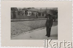 26.03.1940, Ploesti, Rumunia.
Polscy uchodźcy w Rumunii podczas II wojny światowej. J. Wisłocki przed budynkiem zakwaterowania.
Fot. NN, zbiory Ośrodka KARTA, udostępnił Tadeusz Deszkiewicz