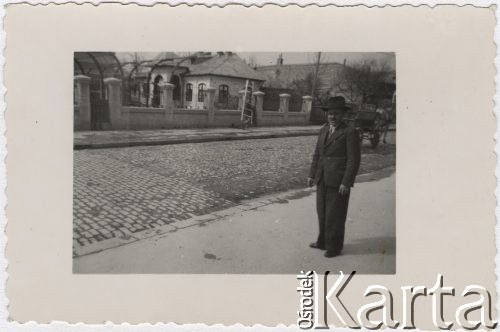 26.03.1940, Ploesti, Rumunia.
Polscy uchodźcy w Rumunii podczas II wojny światowej. J. Wisłocki przed budynkiem zakwaterowania.
Fot. NN, zbiory Ośrodka KARTA, udostępnił Tadeusz Deszkiewicz