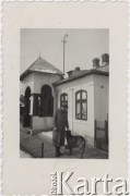 26.03.1940, Ploesti, Rumunia.
Polscy uchodźcy w Rumunii podczas II wojny światowej. Stanisław Wisłocki przed budynkiem zakwaterowania.
Fot. NN, zbiory Ośrodka KARTA, udostępnił Tadeusz Deszkiewicz