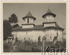 16.10.1939, Titiregiu, Rumunia.
Polscy uchodźcy w Rumunii podczas II wojny światowej. J. Wisłocki i Stanisław Wisłocki pod cerkwią na górze Teicu (Ocnita).
Fot. NN, zbiory Ośrodka KARTA, udostępnił Tadeusz Deszkiewicz
