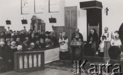3.03.1940, Ploesti, Rumunia.
Polscy uchodźcy w Rumunii podczas II wojny światowej. Wizyta nuncjusza Cortesiego w parafii i spotkanie z polskimi uchodźcami w Ploesti. Obok proboszcz parafii ks. Dwucet [z brodą].
Fot. NN, zbiory Ośrodka KARTA, udostępnił Tadeusz Deszkiewicz