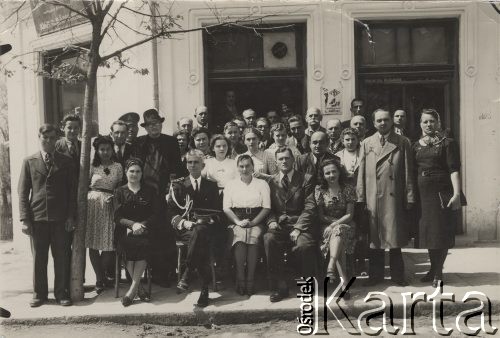 11.05.1940, Babadag, Rumunia.
Polscy uchodźcy w Rumunii podczas II wojny światowej. Grupa uchodźców i zaproszonych przedstawicieli władz lokalnych przed wspólnym śniadaniem pożegnalnym i zamknięciem Polskiego Koła w Babadag.
Fot. NN, zbiory Ośrodka KARTA, udostępnił Tadeusz Deszkiewicz
