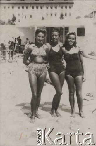 Lipiec 1940, Craiova, Rumunia.
Polscy uchodźcy w Rumunii podczas II wojny światowej. Olga Mikulska, Nina Łozińska, NN na basenie kąpielowym.
Fot. NN, zbiory Ośrodka KARTA, udostępnił Tadeusz Deszkiewicz