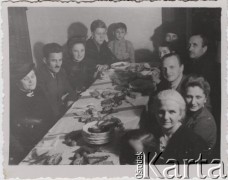 24.12.1940, Craiova, Rumunia.
Polscy uchodźcy w Rumunii podczas II wojny światowej. Wigilia. U góry stołu Stanisław Wisłocki, obok Olga Mikulska i J. Wisłocki [ojciec Stanisława].
Fot. NN, zbiory Ośrodka KARTA, udostępnił Tadeusz Deszkiewicz