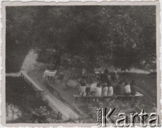 Sierpień 1940, Craiova, Rumunia.
Polscy uchodźcy w Rumunii podczas II wojny światowej. Miejsce spotkań w ogrodzie Domu Polskiego.
Fot. NN, zbiory Ośrodka KARTA, udostępnił Tadeusz Deszkiewicz