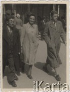 7.04.1940, Craiova, Rumunia.
Polscy uchodźcy w Rumunii podczas II wojny światowej. J. Wisłocki, Olga Mikulska i Stanisław Wisłocki spacerują po mieście.
Fot. NN, zbiory Ośrodka KARTA, udostępnił Tadeusz Deszkiewicz