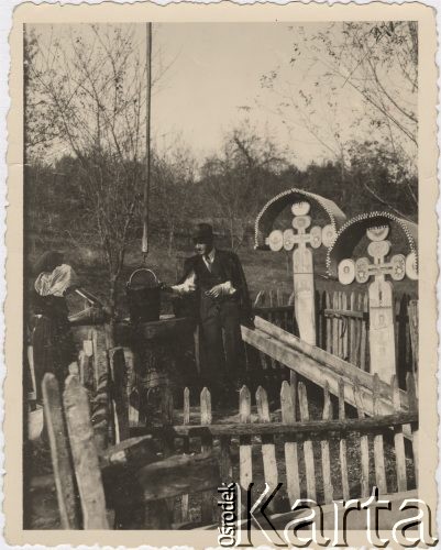 16.10.1939 Ocniţa, Rumunia.
Redaktor J. Maciejewski przy studni podczas wycieczki.
Fot. NN, zbiory Ośrodka KARTA, udostępnił Tadeusz Deszkiewicz