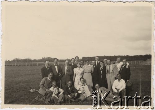 28.04.1940, Craiova, Rumunia.
Polscy uchodźcy w Rumunii podczas II wojny światowej. Chór Stanisława Wisłockiegopodczas wycieczki po parku.
Fot. NN, zbiory Ośrodka KARTA, udostępnił Tadeusz Deszkiewicz