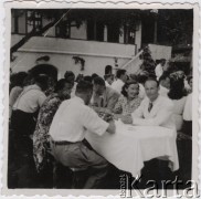 Lipiec 1942, Campulung Muscel, Rumunia.
Polscy uchodźcy w Rumunii podczas II wojny światowej. Kolonie letnie dla polskich studentów - stołówka.
Fot. NN, zbiory Ośrodka KARTA, udostępnił Tadeusz Deszkiewicz