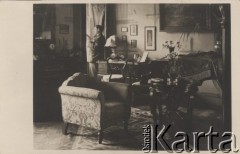 Wiosna 1942, Timisoara, Rumunia.
Polscy uchodźcy w Rumunii podczas II wojny światowej. Mieszkanie prof. Emila Michaila, gdzie Stanisław Wisłocki brał lekcje fortepianu.
Fot. NN, zbiory Ośrodka KARTA, udostępnił Tadeusz Deszkiewicz