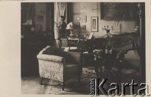 Wiosna 1942, Timisoara, Rumunia.
Polscy uchodźcy w Rumunii podczas II wojny światowej. Mieszkanie prof. Emila Michaila, gdzie Stanisław Wisłocki brał lekcje fortepianu.
Fot. NN, zbiory Ośrodka KARTA, udostępnił Tadeusz Deszkiewicz