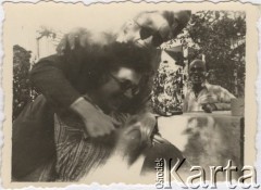 Lipiec 1943, Campulung Muscel, Rumunia.
Polscy uchodźcy w Rumunii podczas II wojny światowej. Kolonie letnie dla polskich studentów. Na pierwszym planie Joanna Burhardt-Bukacka.
Fot. NN, zbiory Ośrodka KARTA, udostępnił Tadeusz Deszkiewicz