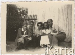 Lipiec 1943, Campulung Muscel, Rumunia.
Polscy uchodźcy w Rumunii podczas II wojny światowej. Kolonie letnie dla polskich studentów. Od lewej: Stanisław Wisłocki, Leopold Unger, Joanna Burhardt-Bukacka, Inka Załszupin, Erwin Steiner.
Fot. NN, zbiory Ośrodka KARTA, udostępnił Tadeusz Deszkiewicz