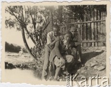 Lipiec 1943, Campulung Muscel, Rumunia.
Polscy uchodźcy w Rumunii podczas II wojny światowej. Kolonie letnie dla polskich studentów. Leopold Unger, Stanisław Wisłocki i Erwin Steiner.
Fot. NN, zbiory Ośrodka KARTA, udostępnił Tadeusz Deszkiewicz