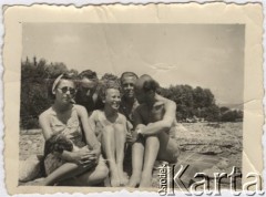 Lipiec 1943, Campulung Muscel, Rumunia.
Polscy uchodźcy w Rumunii podczas II wojny światowej. Kolonie letnie dla polskich studentów. Pierwsza od lewej  Joanna Burhardt-Bukacka.
Fot. NN, zbiory Ośrodka KARTA, udostępnił Tadeusz Deszkiewicz