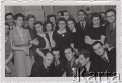 Jesień 1943, Bukareszt, Rumunia.
Polscy uchodźcy w Rumunii podczas II wojny światowej. Wesele Filipowiczów. Z tyłu obok pieca kaflowego stoi Stanisław Wisłocki.
Fot. NN, zbiory Ośrodka KARTA, udostępnił Tadeusz Deszkiewicz