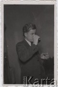 Jesień 1943, Bukareszt, Rumunia.
Polscy uchodźcy w Rumunii podczas II wojny światowej. Stanisław Wisłocki na weselu Filipowiczów.
Fot. NN, zbiory Ośrodka KARTA, udostępnił Tadeusz Deszkiewicz