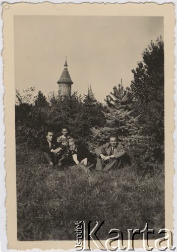 Wrzesień 1942, Timisoara, Rumunia.
Polscy uchodźcy w Rumunii podczas II wojny światowej. W środku: Wanda Robaczewska-Bem i Stanisław Wisłocki. Z tyłu widać wieżę soboru.
Fot. NN, zbiory Ośrodka KARTA, udostępnił Tadeusz Deszkiewicz
