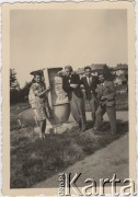 Wrzesień 1942, Timisoara, Rumunia.
Polscy uchodźcy w Rumunii podczas II wojny światowej - na spacerze. Przy amforze: Wanda Robaczewska-Bem i Stanisław Wisłocki.
Fot. NN, zbiory Ośrodka KARTA, udostępnił Tadeusz Deszkiewicz