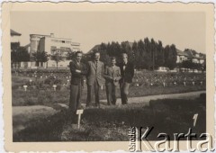 Wrzesień 1942, Timisoara, Rumunia.
Polscy uchodźcy w Rumunii podczas II wojny światowej. Spacer w ogrodzie miejskim. Pierwszy z prawej Stanisław Wisłocki. 
Fot. NN, zbiory Ośrodka KARTA, udostępnił Tadeusz Deszkiewicz