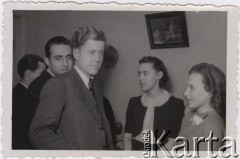 Jesień 1943, Bukareszt, Rumunia.
Polscy uchodźcy w Rumunii podczas II wojny światowej. Od lewej: Leopold Unger, NN, Stanisław Wisłocki, Zofia Szelichowska i Inka Załszupin  na weselu Filipowiczów.
Fot. NN, zbiory Ośrodka KARTA, udostępnił Tadeusz Deszkiewicz