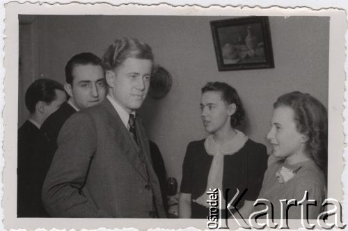 Jesień 1943, Bukareszt, Rumunia.
Polscy uchodźcy w Rumunii podczas II wojny światowej. Od lewej: Leopold Unger, NN, Stanisław Wisłocki, Zofia Szelichowska i Inka Załszupin  na weselu Filipowiczów.
Fot. NN, zbiory Ośrodka KARTA, udostępnił Tadeusz Deszkiewicz