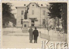 Luty 1940, Ocnele Mari, Rumunia.
Polscy uchodźcy w Rumunii podczas II wojny światowej. J. i Stanisław Wisłoccy przed budynkiem Primarii.
Fot. NN, zbiory Ośrodka KARTA, udostępnił Tadeusz Deszkiewicz