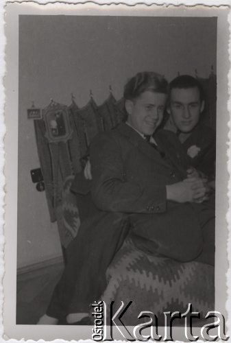 Jesień 1943, Bukareszt, Rumunia.
Polscy uchodźcy w Rumunii podczas II wojny światowej. Stanisław Wisłocki na weselu Filipowiczów.
Fot. NN, zbiory Ośrodka KARTA, udostępnił Tadeusz Deszkiewicz