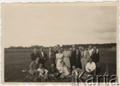 28.04.1940, Craiova, Rumunia.
Polscy uchodźcy w Rumunii podczas II wojny światowej. Chór Stanisława Wisłockiegopodczas wycieczki po parku.
Fot. NN, zbiory Ośrodka KARTA, udostępnił Tadeusz Deszkiewicz