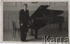 Maj 1942, Timisoara, Rumunia.
Polscy uchodźcy w Rumunii podczas II wojny światowej.  Recital Stanisława Wisłockiego
Fot. NN, zbiory Ośrodka KARTA, udostępnił Tadeusz Deszkiewicz