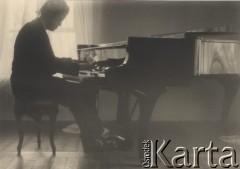 Jesień 1941, Timisoara, Rumunia.
Polscy uchodźcy w Rumunii podczas II wojny światowej. Zdjęcie Stanisława Wisłockiego podczas gry na fortepianie u prof. Emila Michaila w domu.
Fot. NN, zbiory Ośrodka KARTA, udostępnił Tadeusz Deszkiewicz