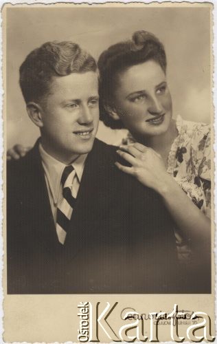 Maj 1941, Craiova, Rumunia.
Polscy uchodźcy w Rumunii podczas II wojny światowej. Zdjęcie portretowe Stanisława Wisłockiego i Olgi Mikulskiej.
Fot. NN, zbiory Ośrodka KARTA, udostępnił Tadeusz Deszkiewicz
