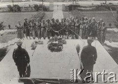 1937, Wilno, Polska.
9 Warszawska Żeńska Drużyna Harcerska przed mauzoleum 