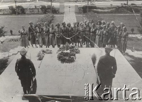 1937, Wilno, Polska.
9 Warszawska Żeńska Drużyna Harcerska przed mauzoleum 