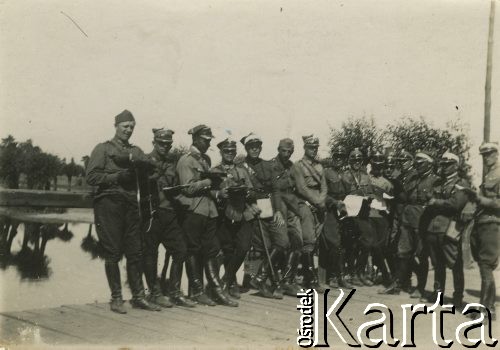 Ok. 1928, Grudziądz, woj. pomorskie, Polska.
Szkoła Podchorążych Rezerwy Kawalerii w Grudziądzu, 4. od lewej stoi ppor. Witold Cieszkowski. 
Fot. NN, zbiory Ośrodka KARTA, udostępniła Halina Cieszkowska