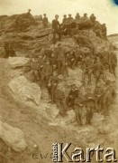 Kwiecień 1922, Lwów, Polska.
Grupa żołnierzy wojsk lądowych i marynarki wojennej na Czartowskiej Skale.
Fot. NN, zbiory Ośrodka KARTA, udostępniła Halina Cieszkowska