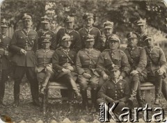 Przed 1928, Grudziądz, woj. pomorskie, Polska.
Szkoła Podchorążych Rezerwy Kawalerii w Grudziądzu. Na dole siedzi ppor. Witold Cieszkowski. 
Fot. NN, zbiory Ośrodka KARTA, udostępniła Halina Cieszkowska
