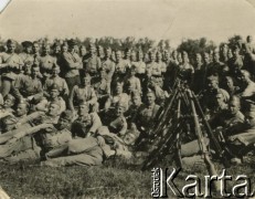 1929-1935, Zambrów, pow. Łomża, woj. białostockie. 
Szkoła Podchorążych Rezerwy Piechoty, po strzelnicy. Z gołą głową (z lewej) siedzi Włodzimierz Cieszkowski.
Fot. NN, zbiory Ośrodka KARTA, udostępniła Halina Cieszkowska