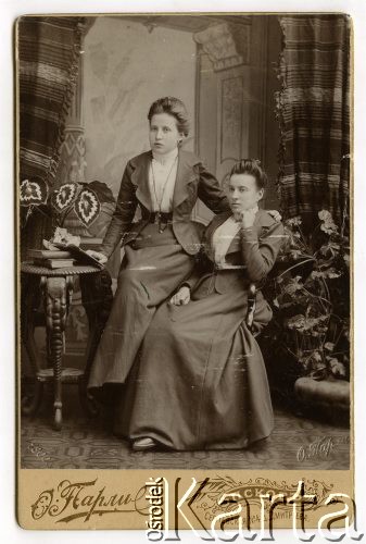 Przed 1914, Psków, Rosja.
Dwie młode kobiety w kostiumach, portet gabinetowy.
Fot. Otto Parly, Psków; zbiory Ośrodka KARTA, udostępnił Michał Bauer