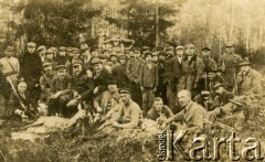 Lata 30-te, woj. Wilno, Polska.
Uczestnicy polowania - myśliwi i nagonka, z prawej siedzi Michał Wróblewski, prezes Koła Łowieckiego.
Fot. NN, zbiory Ośrodka KARTA, udostępnił Michał Bauer