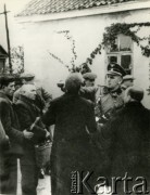 Wrzesień 1939, Raciąż, Polska.
Funkcjonariusz Einsatzkommando 3 wlewa Żydowi do gardła wódkę. Fotografia wykonana została przez funkcjonariusza Einsatzkommando 3, wchodzącego w skład Einsatzgruppe V, dowodzonego przez Ernsta Damzoga.
Fot. NN, zbiory Ośrodka KARTA, przekazał Jan Ptasiński