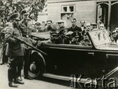 1939-1942, Ciechocinek(?), Polska.
Funkcjonariusze Gestapo siedzący w kabriolecie Wanderer wraz z trzema aresztowanymi mężczyznami. Wśród nich znajduje się Oberscharführer Fryderyk Wilhelm Boger- kat z obozu Auschwitz-Birkenau. Fotografię wykonał funkcjonariusz Einsatzkommando 3, wchodzącego w skład Einsatzgruppe V, dowodzonego przez Ernsta Damzoga
Fot. NN, zbiory Ośrodka KARTA, przekazał Jan Ptasiński