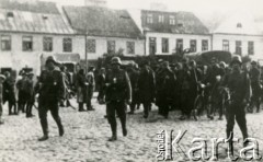 1939-1945, Płońsk, Polska.
Jeńcy polscy na ulicy.
Fot. NN, zbiory Ośrodka KARTA, przekazał Jan Ptasiński